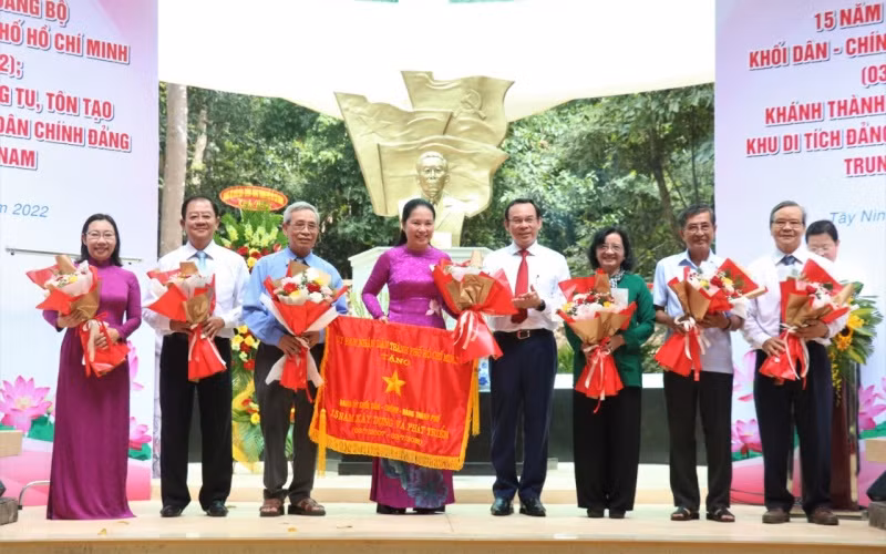 Đồng chí Nguyễn Văn Nên tặng hoa cho các đồng chí nguyên Bí thư Đảng ủy Khối Dân-Chính-Đảng Thành phố Hồ Chí Minh.