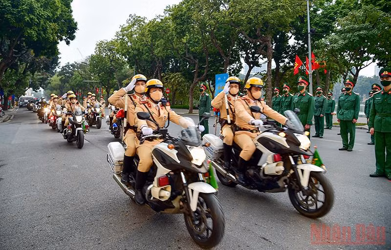 Các lực lượng ra quân bảo đảm trật tự an toàn giao thông. (Ảnh: Thành Đạt)