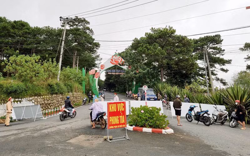Lực lượng chức năng kiểm soát đường vào làng hoa Vạn Thành và các địa điểm nguy cơ lây nhiễm.