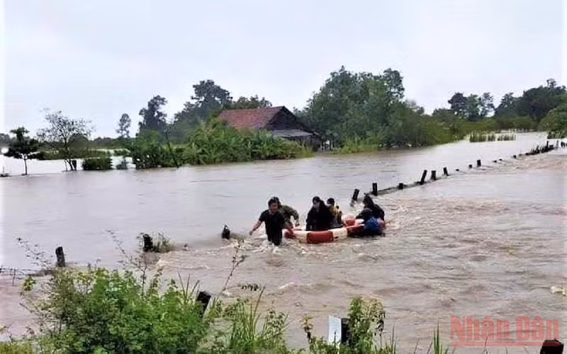 Các lực lượng chức năng huyện Ea Súp nỗ lực di dời các hộ dân bị ngập lụt đến nơi an toàn.