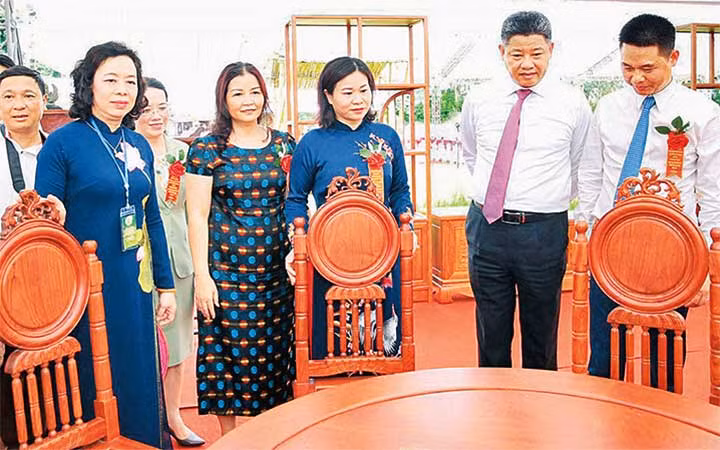 Lãnh đạo thành phố Hà Nội tham quan gian trưng bày sản phẩm OCOP huyện Phú Xuyên.