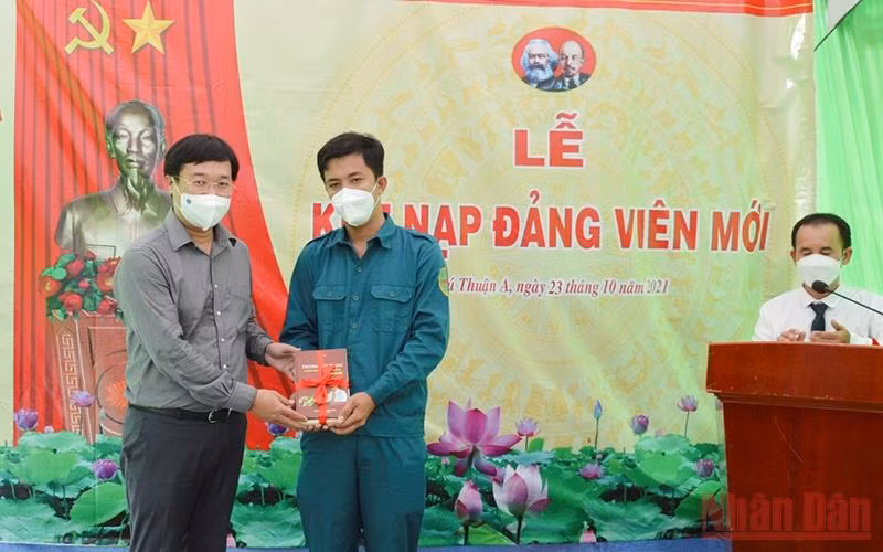 Bí thư Tỉnh ủy Đồng Tháp Lê Quốc Phong tặng quà chúc mừng đảng viên mới.