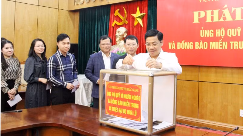 Lãnh đạo tỉnh Bắc Giang ủng hộ Quỹ vì người nghèo tại lễ phát động.