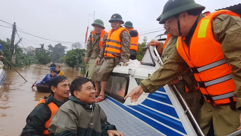 Phó Thủ tướng Trịnh Đình Dũng kiểm tra công tác ứng phó mưa lũ ở Hà Tĩnh. -0