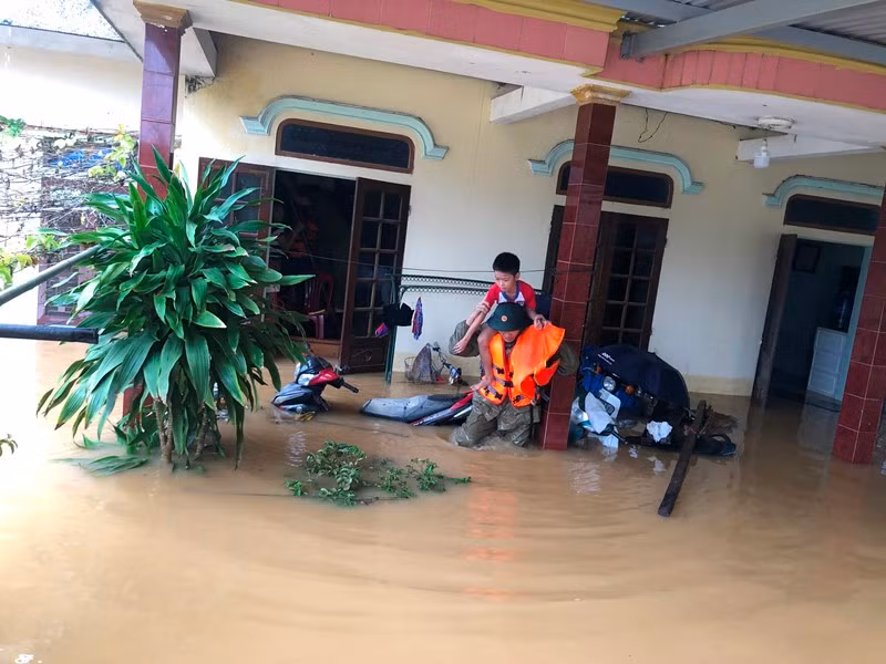 Bộ đội Biên phòng Quảng Bình cứu em bé ra khỏi khu vực nguy hiểm, chiều 19-10.