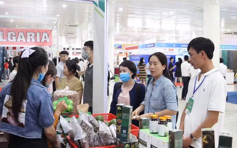 Khách tham quan, mua sắm tại Hội chợ