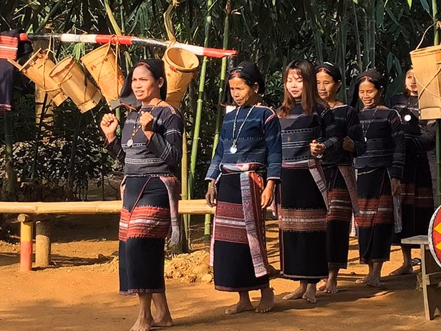 Đồng bào Tây Nguyên trình diễn phục vụ du khách tại Làng.
