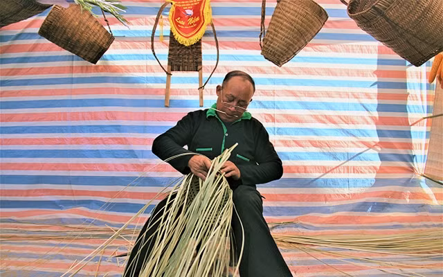  Ðan lu cở là công việc hằng ngày của ông Mùa A Vừ.