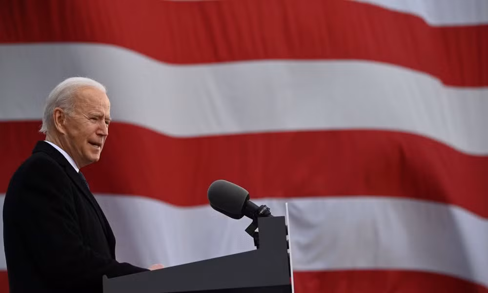 Tổng thống Mỹ Joe Biden khởi động chính quyền mới của mình với lệnh tái gia nhập Hiệp định khí hậu Paris. Ảnh: Getty Images.