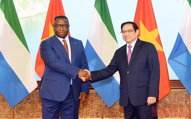 Thủ tướng Phạm Minh Chính và Tổng thống Cộng hòa Sierra Leone Julius Maada Bio hội kiến. (Ảnh: TRẦN HẢI)