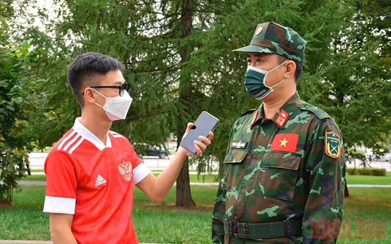 Đại tá Phan Hải Long, Đội trưởng đội tuyển Xe tăng Việt Nam tham gia Army Games 2021 (bên phải) trả lời phỏng vấn phóng viên Báo Nhân Dân tại Moskva, Liên bang Nga.