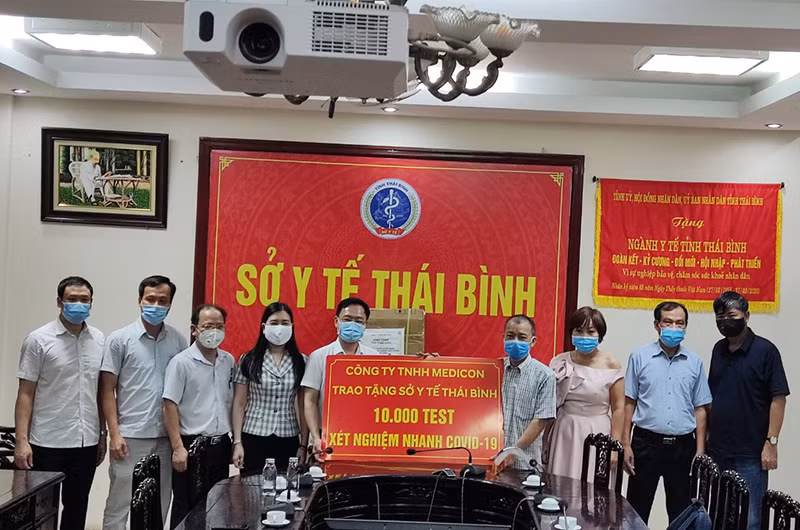 Công ty TNHH Medicon trao tặng Sở Y tế tỉnh Thái Bình vật phẩm y tế trị giá 1 tỷ 350 triệu đồng để hỗ trợ công tác phòng, chống dịch.