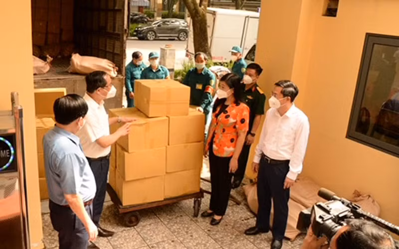 Mặt trận Tổ quốc thành phố Hà Nội tiếp nhận ủng hộ trong sáng 10/9.