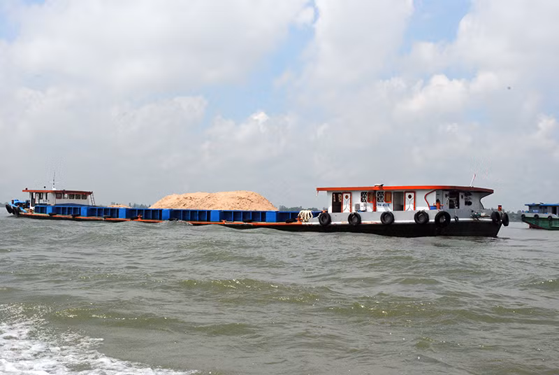 Trong năm nay, các phương tiện vận chuyển cát sông đều bị kiểm tra gắt gao để tránh tình trạng khai thác cát lậu. (Ảnh: THANH DŨNG)
