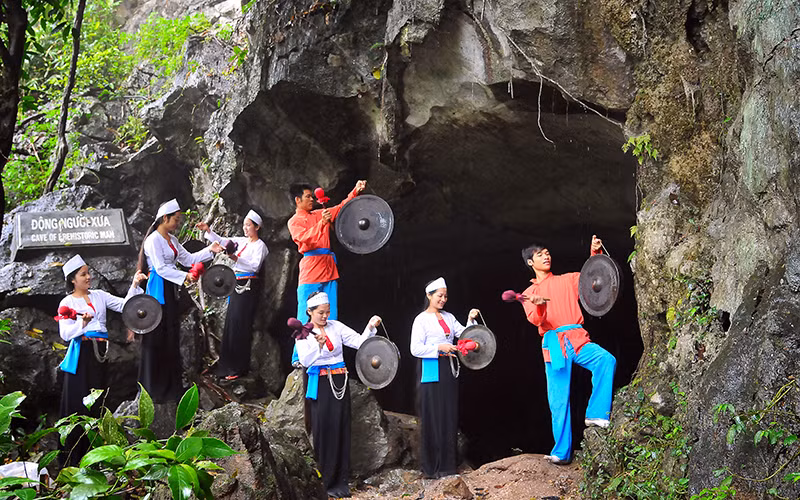 Trình diễn chiêng tại động Người Xưa ở rừng Cúc Phương (Ninh Bình). Ảnh: Ninh Mạnh Thắng