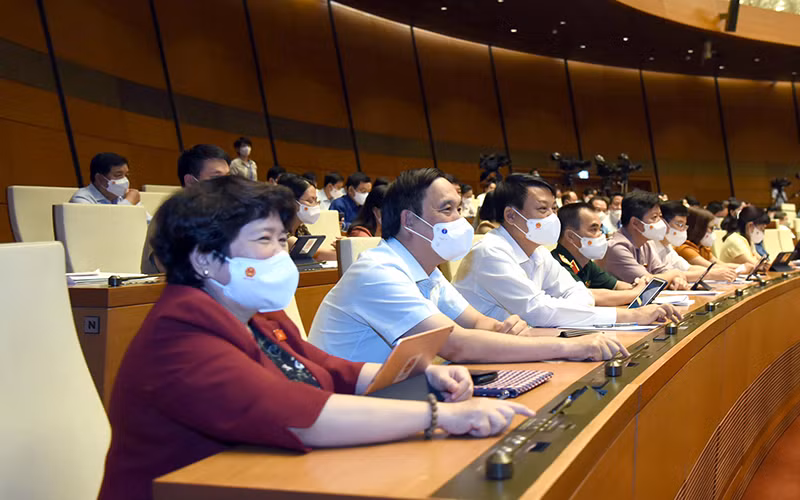 Các đại biểu Quốc hội biểu quyết thông qua Nghị quyết về cơ cấu tổ chức của Chính phủ nhiệm kỳ 2021 - 2026. Ảnh: QUANG HOÀNG