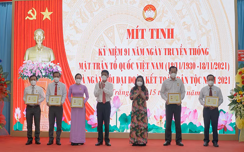 Trao kỷ niệm chương “Vì sự nghiệp Đại đoàn kết” cho các cá nhân.
