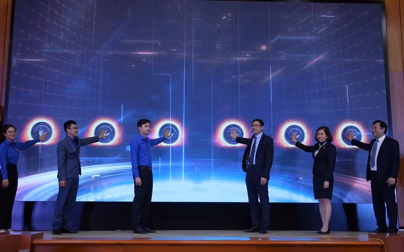 Các đại biểu thực hiện nghi thức phát động Cuộc thi Finnovation 2022.