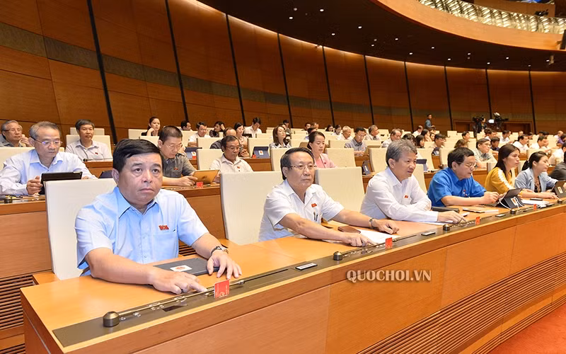 Đại biểu Quốc hội bấm nút biểu quyết, ngày 17-6. Ảnh: Quochoi.vn