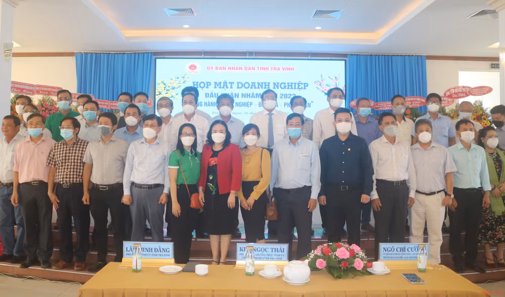 Đại diện các doanh nghiệp, dự án đầu tư chụp ảnh cùng lãnh đạo Tỉnh ủy, UBND tỉnh Trà Vinh tại buổi họp mặt.