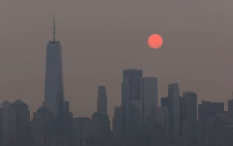 Khói mù mịt bao phủ thành phố New York, bang New York, Mỹ do cháy rừng, 21/7/2021. (Ảnh: Reuters)