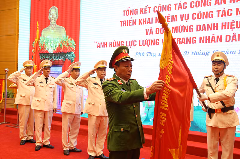Thượng tướng Lê Quý Vương trao Huân chương Bảo vệ Tổ quốc hạng nhì cho Phòng Cảnh sát Kinh tế, Công an tỉnh Phú Thọ.