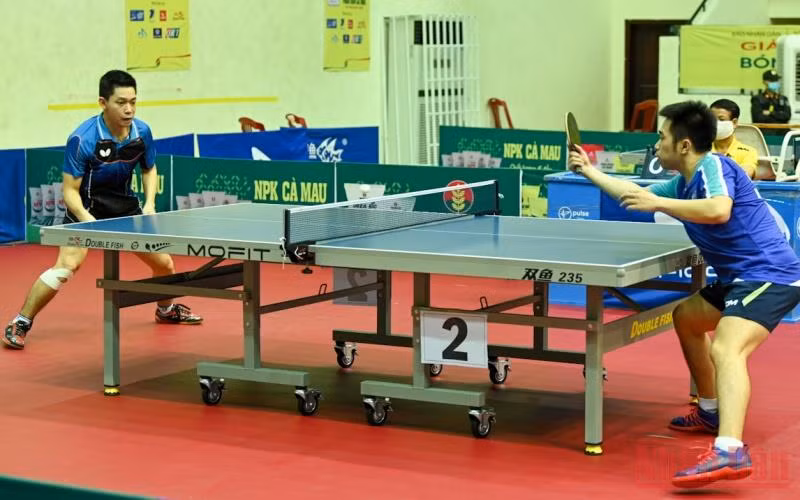 Trận bán kết đơn nam giữa Nguyễn Đức Tuân (phải) và Nguyễn Văn Huấn.