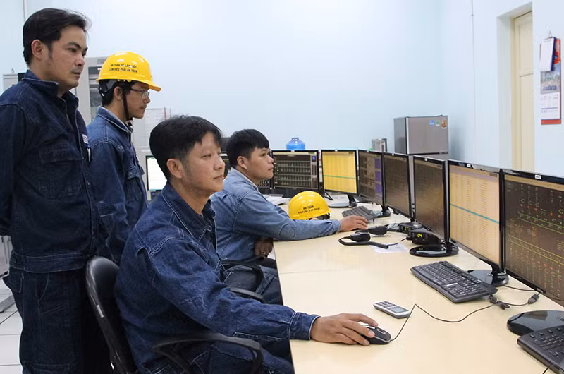 Kỹ sư, công nhân trực vận hành tại trạm biến áp để bảo đảm cung cấp điện ổn định cho thành phố.