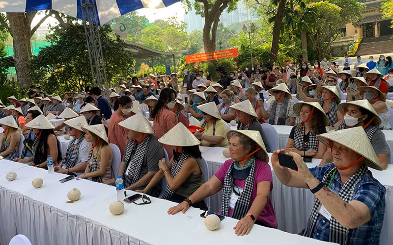 Đoàn du khách Hoa Kỳ trong buổi đón tiếp sáng nay.