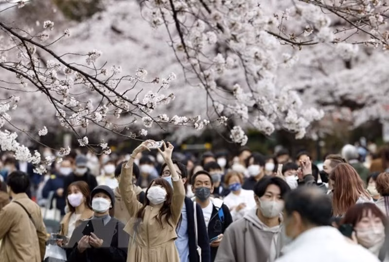 Người dân đeo khẩu trang phòng dịch Covid-19 tại Tokyo, Nhật Bản. (Ảnh: Kyodo/TTXVN)