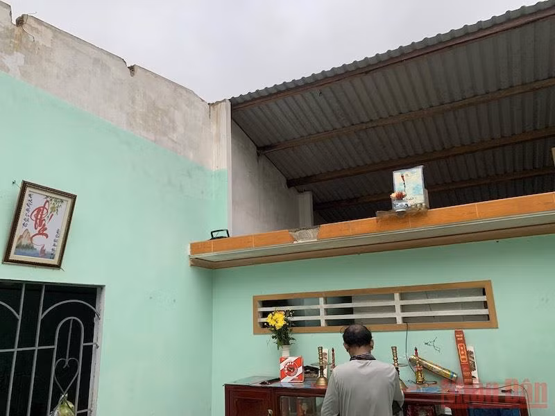 Lốc xoáy làm 15 nhà dân ở Quảng Ngãi bị hư hỏng nặng -0