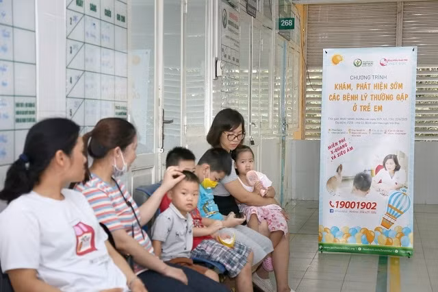 Hàng trăm trẻ em được khám miễn phí sáng nay.