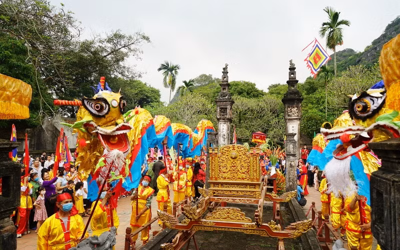 Múa rồng ở đền vua Đinh Tiên Hoàng trong Lễ hội Hoa Lư.