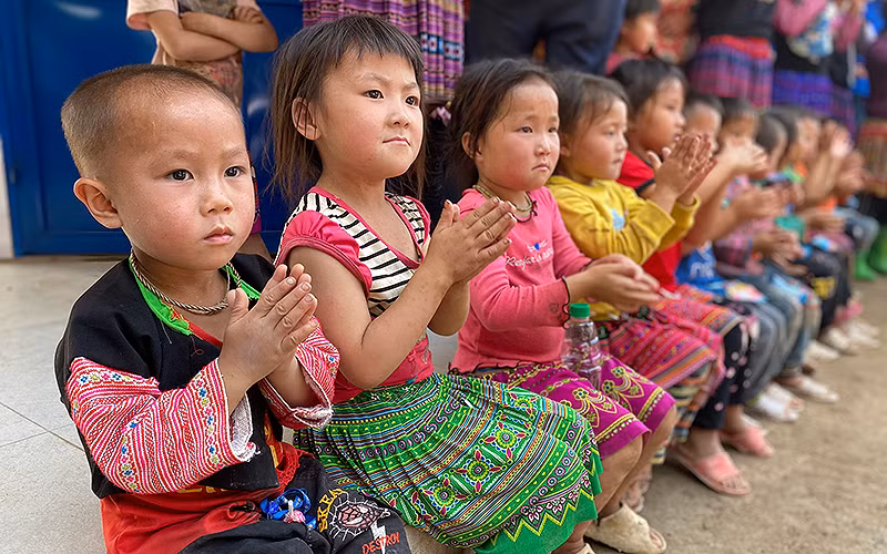 Thiếu nhi địa phương chung niềm vui từ ngôi trường mới khang trang, sạch đẹp. 