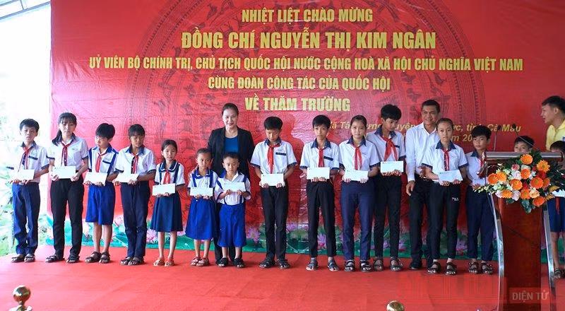 Chủ tịch Quốc hội thăm, tặng quà tại vùng căn cứ cách mạng -0