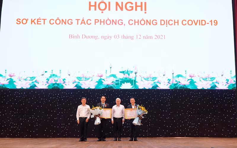 Thừa ủy quyền, lãnh đạo tỉnh Bình Dương trao Huân chương Lao động hạng ba cho 2 cá nhân.