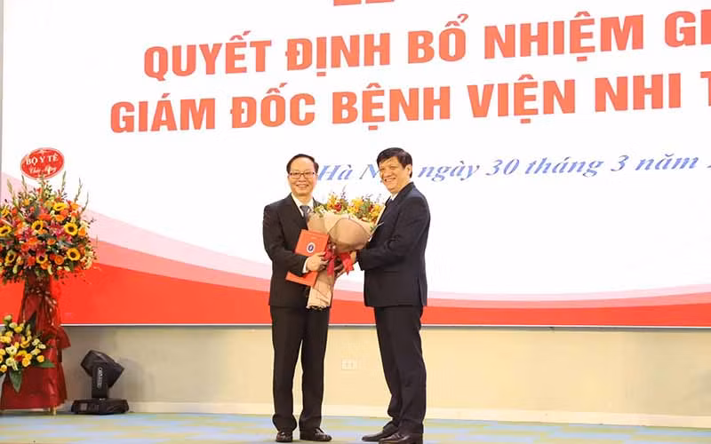 Bộ trưởng Nguyễn Thanh Long trao quyết định bổ nhiệm cho tân Giám đốc Bệnh viện Nhi Trung ương.