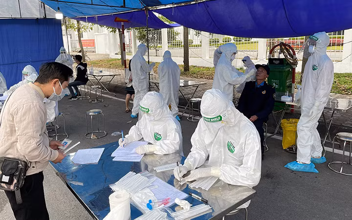 Hải Dương xét nghiệm sàng lọc cho công nhân các khu công nghiệp trước khi đi vào sản xuất (Ảnh: Quốc Vinh).