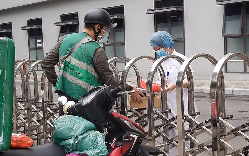 Cần ưu tiên tiêm cho lực lượng shipper. (Ảnh: HỒNG VÂN)