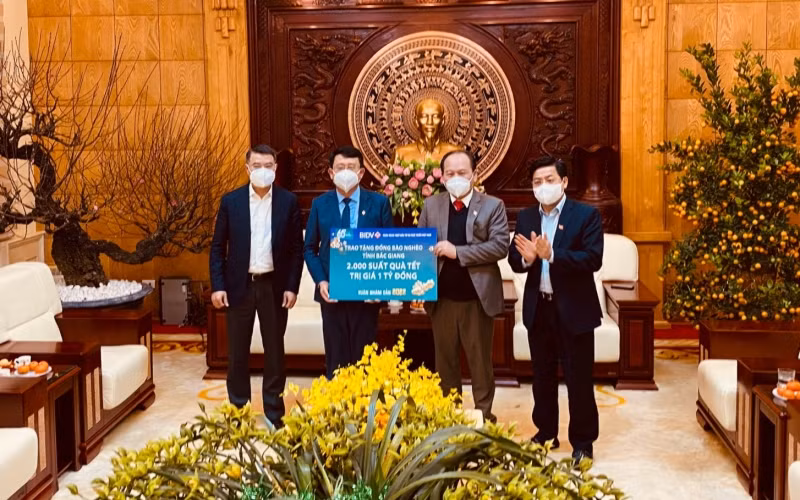 Chánh Văn phòng Trung ương Đảng Lê Minh Hưng thăm, tặng quà Tết tại Bắc Giang -0