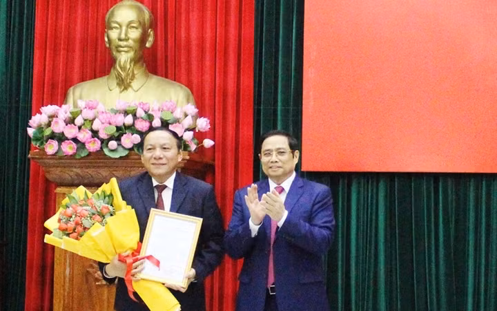 Đồng chí Phạm Minh Chính trao quyết định bổ nhiệm Thứ trưởng Bộ Văn hóa, thể thao và Du lịch cho đồng chí Nguyễn Văn Hùng (bên trái).