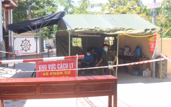 Lực lượng chức năng lập chốt kiểm dịch tại khối phố Mỹ Đông.