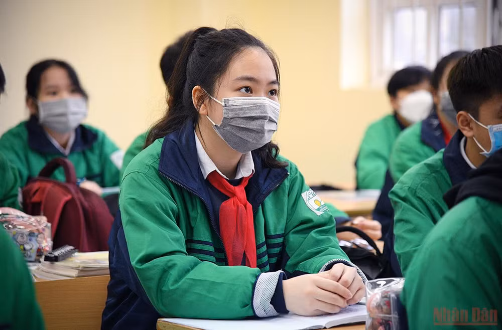  Học sinh từ khối lớp 7 tới 12 của thành phố Hà Nội chính thức trở lại trường học trực tiếp -0