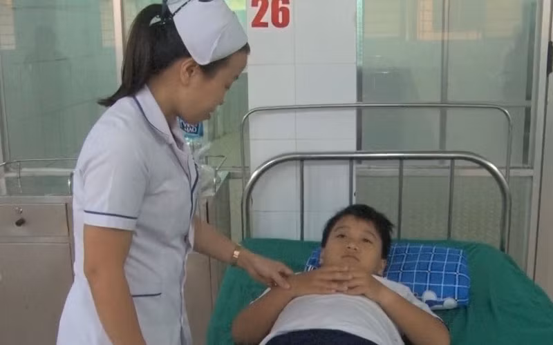 Học sinh bị ong vò vẽ chịch điều trị tại Trung tâm y tế huyện Thống Nhất.