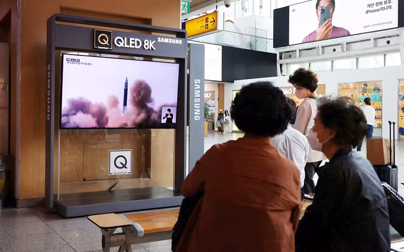 Người dân Hàn Quốc theo dõi tin về vụ phóng của Triều Tiên. (Ảnh REUTERS)