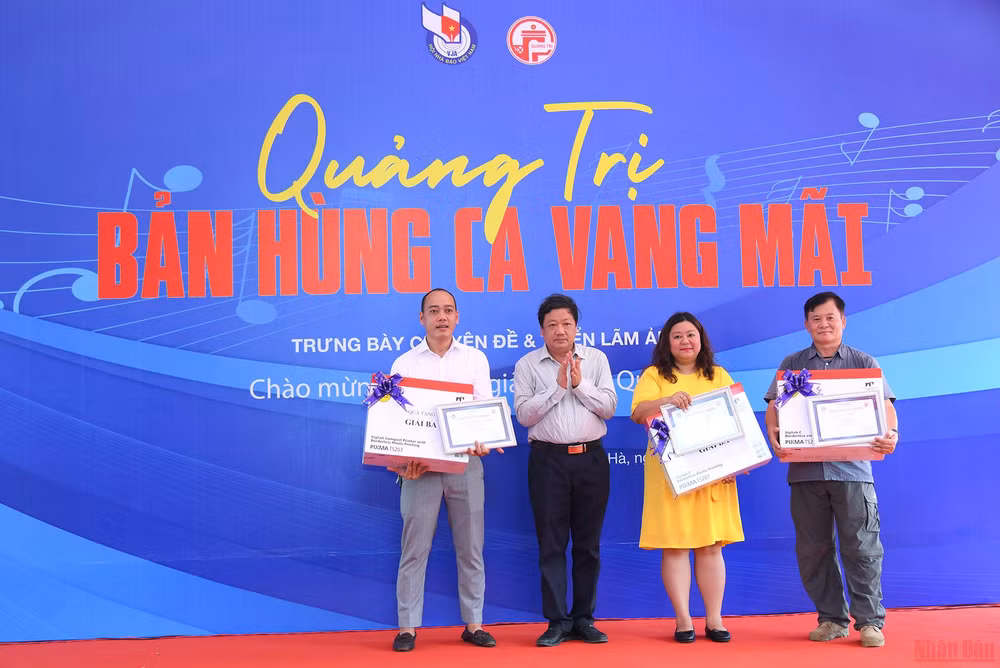 Triển lãm “Quảng Trị - Bản hùng ca vang mãi” -0