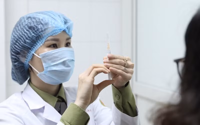 Tiêm thử nghiệm vaccine Nanocovax cho tình nguyện viên. (Ảnh: TTXVN)