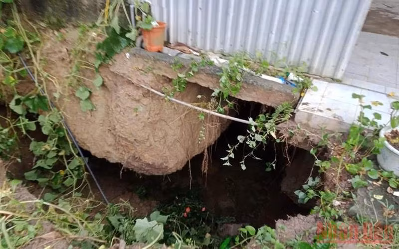 "Hố tử thần" ngay dưới nền nhà chị Nga rộng khoảng 8m. 