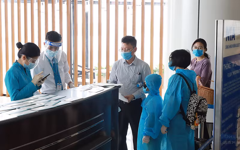 Hành khách làm thủ tục tại sân bay quốc tế Nội Bài (TP Hà Nội). 