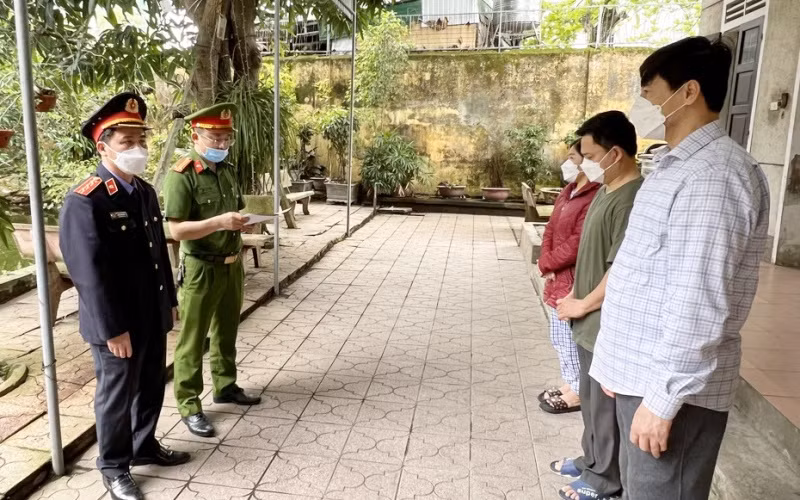 Cơ quan Cảnh sát điều tra, Công an tỉnh tống đạt các quyết định khởi tố vụ án, khởi tố bị can. (Ảnh: Đức Vũ/Báo Nghệ An)